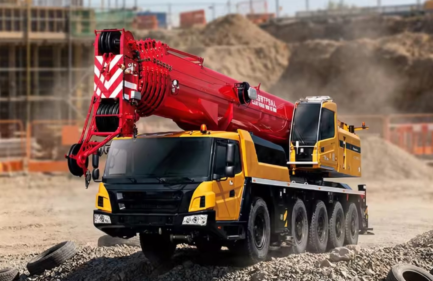 Guindaste Sany operando em obra industrial pesada